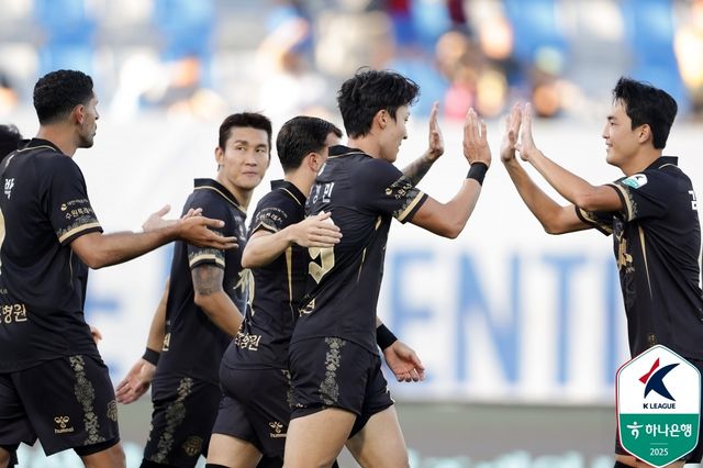 강원의 자책골로 앞서가자 기쁨을 나누는 수원FC 선수들.