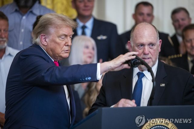 트럼프 미국 대통령과 톰 호먼 국경차르