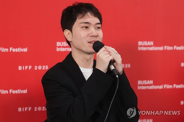 인사말하는 한창록 감독