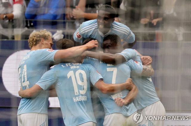 골 세리머니 하는 우니온 베를린 선수들.