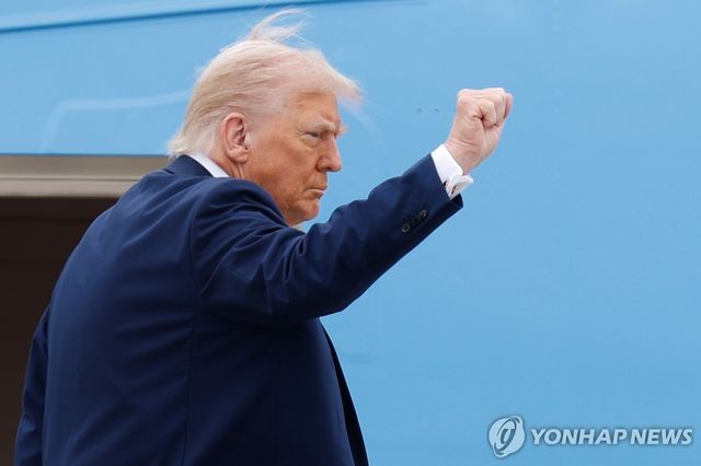 21일(현지시간) 에어포스원 탑승하는 도널드 트럼프 미국 대통령
