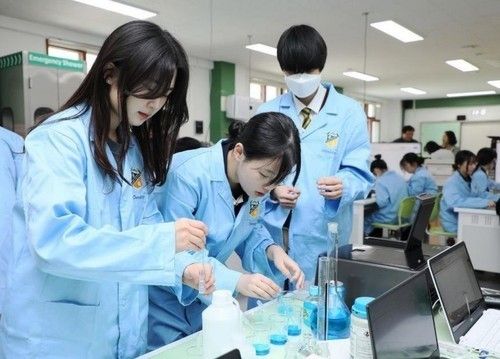 과학 실험하는 학생들