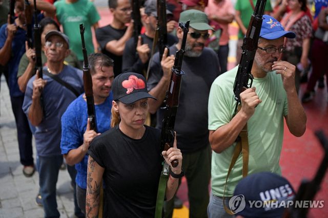 20일(현지시간) 군사 훈련 받는 베네수엘라 주민들