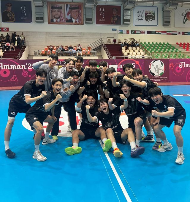 4강 진출을 확정하고 기뻐하는 한국 대표팀.