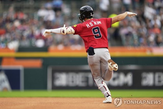 홈런을 친 뒤 양팔을 벌리고 베이스를 도는 김하성