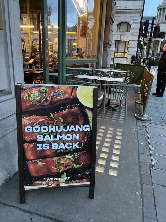 런던 한 식당에 세워진 고추장 들어간 요리 입간판