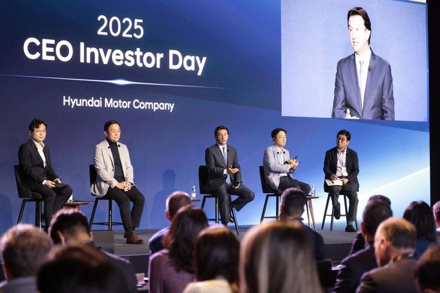 뉴욕 투자자 행사서 질의에 답변 중인 현대차 무뇨스 사장(가운데)