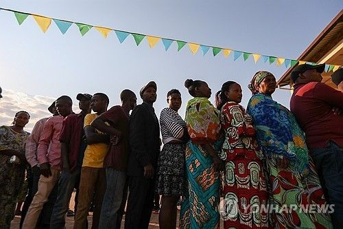 2024년 7월 르완다 키갈리의 한 투표소에서 줄 선 시민들