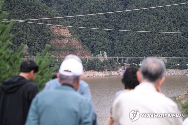 오봉저수지 구경하는 시민들