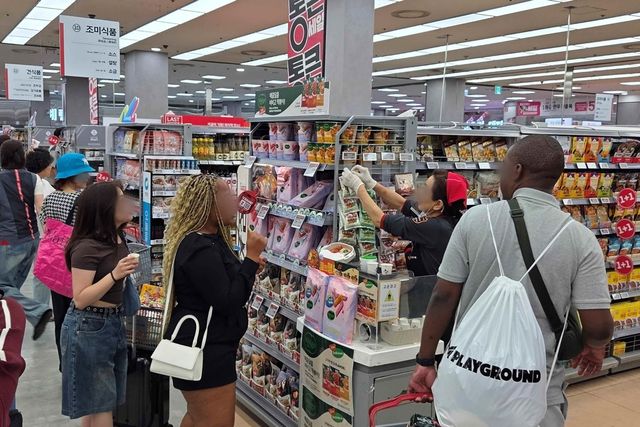 롯데마트 제타플렉스 서울역점 비비고 떡볶이 판매대