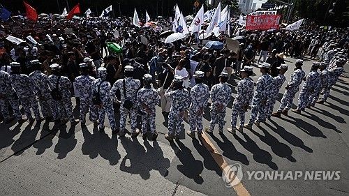 행진하는 필리핀 시위대