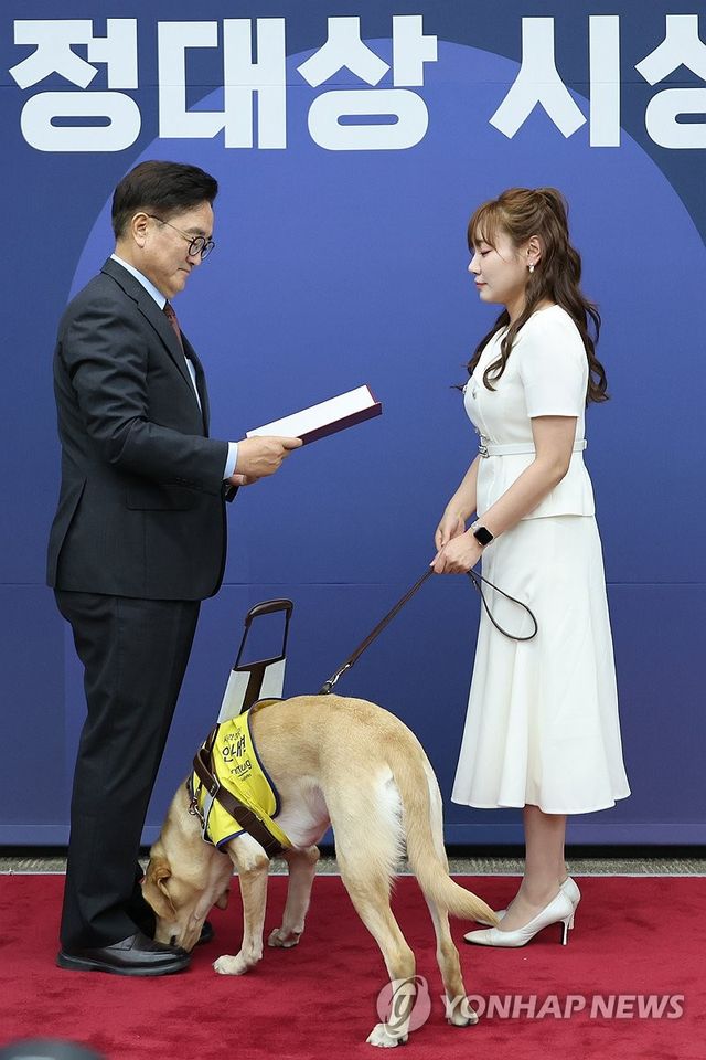 우수입법의원 의정대상 받는 김예지 의원