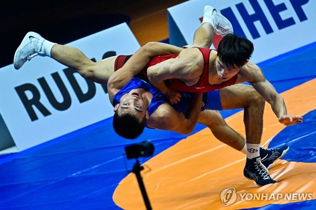 세계선수권대회 결승에서 점수 허용하는 정한재(오른쪽)