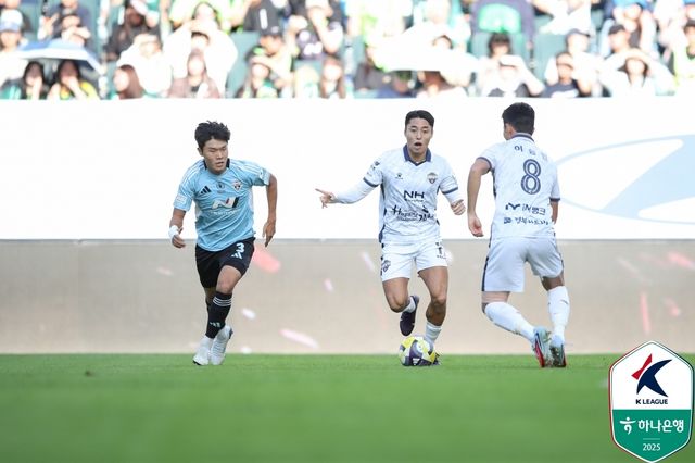 전북과 경기를 뛰는 김천 이동준(가운데).