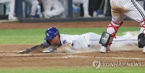 홈으로 쇄도해 들어온 김성윤
