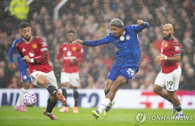 경합하는 브루누 페르난드스와 웨슬리 포파나