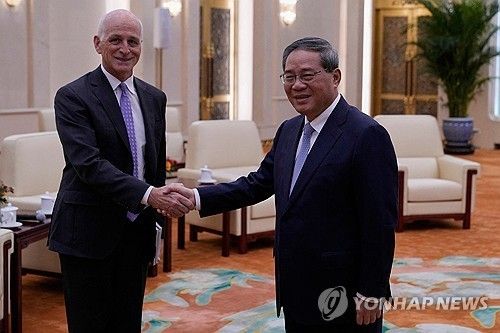 애덤 스미스 미국 하원의원과 리창 중국 국무원 총리