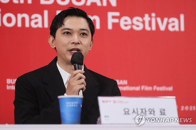 질문에 답하는 요시자와 료