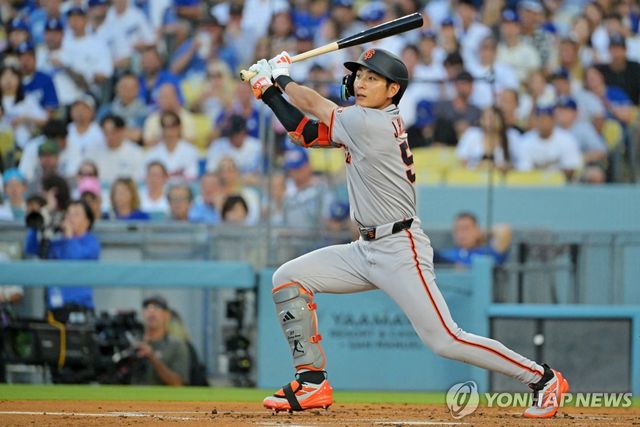 다저스전 1회 안타를 때려내는 이정후.
