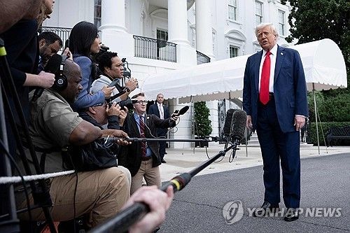 취재진과 문답하는 도널드 트럼프 미국 대통령