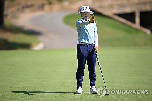 그린을 파악하는 이소미.