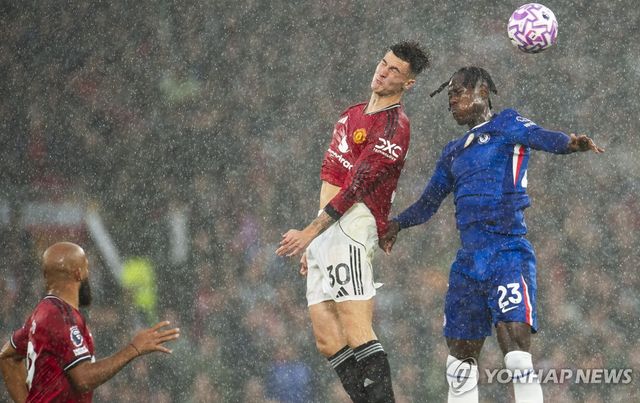 공중볼 경합하는 셰슈코와 찰로바