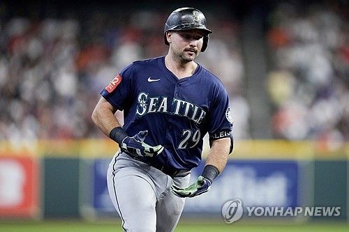 시즌 57호 홈런을 날린 칼 롤리 