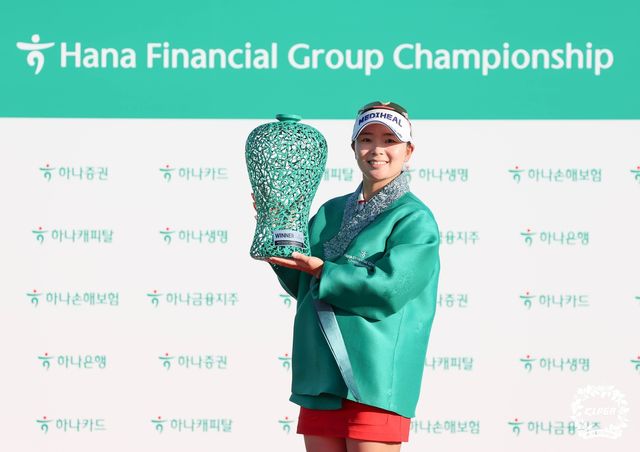 우승 트로피 든 이다연