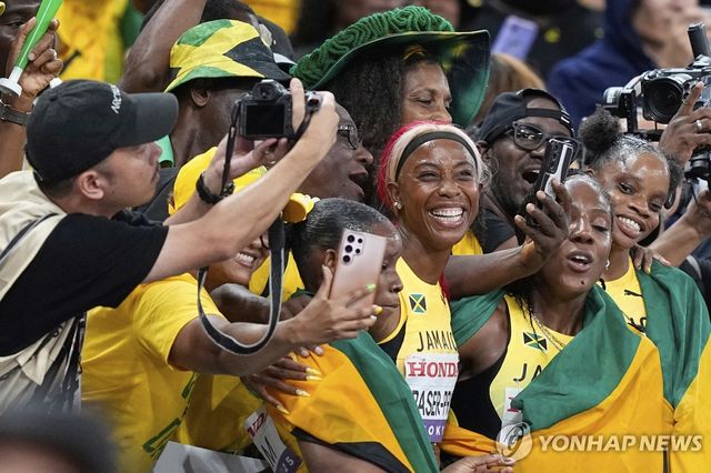 기념 촬영하는 프레이저-프라이스