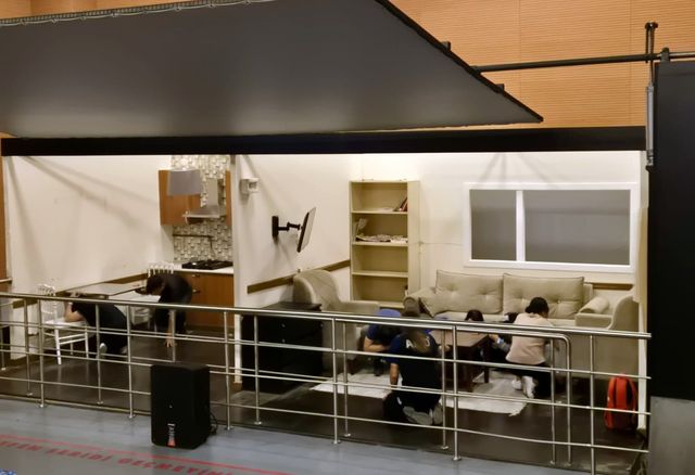 지진 시뮬레이터 체험하는 교민들