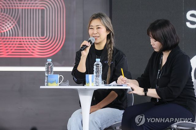 한국 팬들에게 인사하는 매기 강 감독