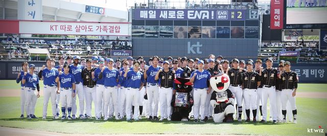 kt 선수단과 함께 사진 촬영한 오승환과 삼성 선수단