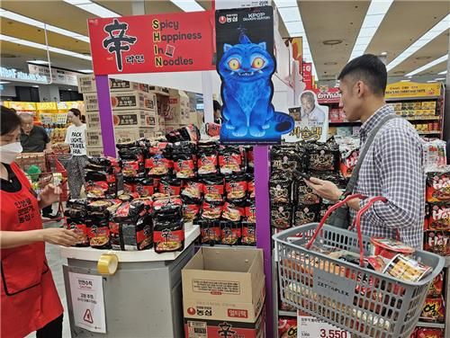 롯데마트 제타플렉스 서울역점 라면 판매대