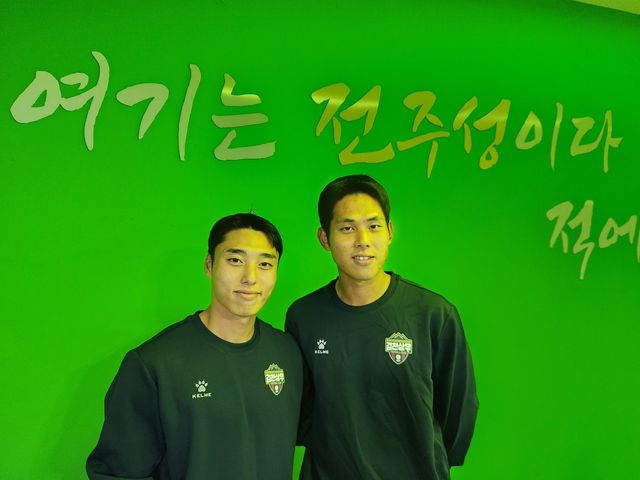 전주월드컵경기장에서 친정 전북과 경기를 치른 김천 이동준(왼쪽)과 맹성웅.