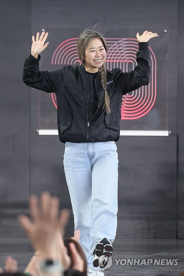 포즈 취하는 매기 강 감독