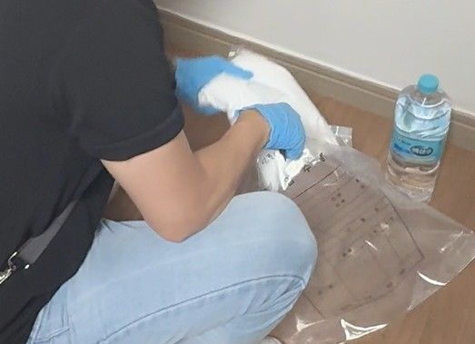 경찰이 마약 압수하는 장면