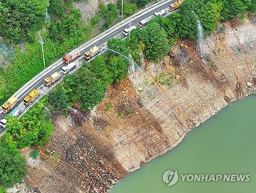 강릉 오봉저수지에 물 붓는 살수차들