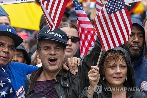 트럼프 반대 시위 참가한 마크 러팔로와 수전 서랜던