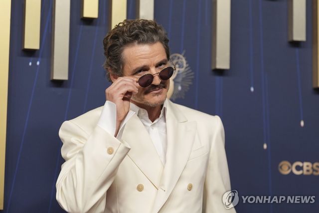 에미상 시상식에 참석한 배우 페드로 파스칼