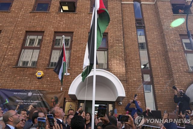 국기 게양식 하는 좀로트 대표