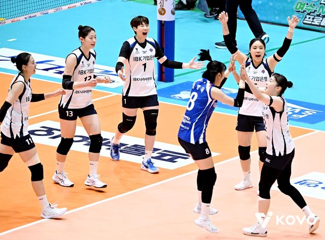 득점 후 기뻐하는 IBK기업은행 선수들