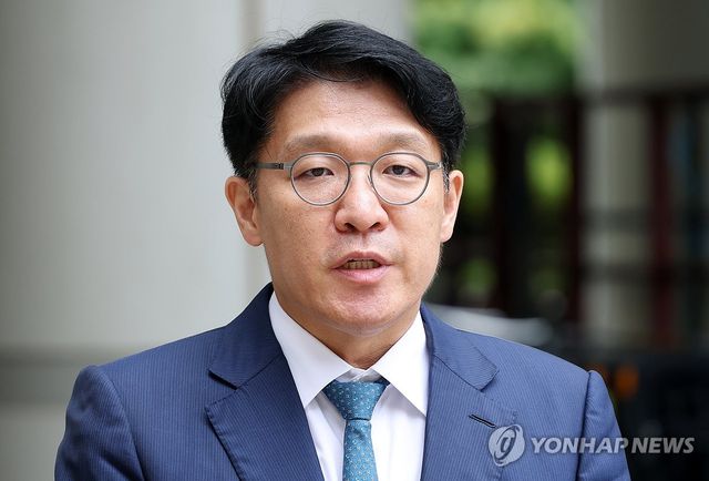 취재진 질문에 답하는 김상민 전 검사