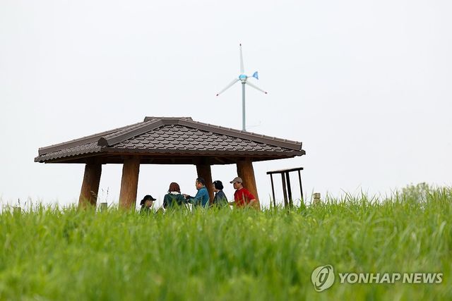 '흐린 날씨지만'