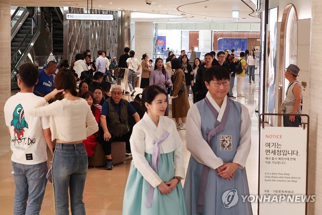 면세점 쇼핑 즐기는 중국 관광객 '유커'