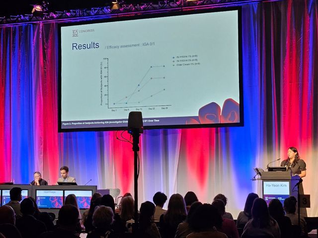 HK이노엔 '2025 유럽피부과학회' 포스터 발표 현장 사진