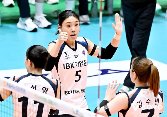 득점 후 기뻐하는 IBK기업은행의 세터 김하경(5번)