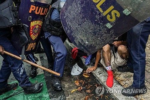 경찰에 연행되는 필리핀 시위대