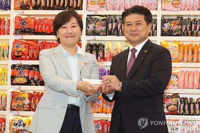 작년 11월 송미령 농림축산식품부 장관에게서 라면 수출 10억불 달성 감사패 받는 김동찬 삼양식품 대표(오른쪽) 