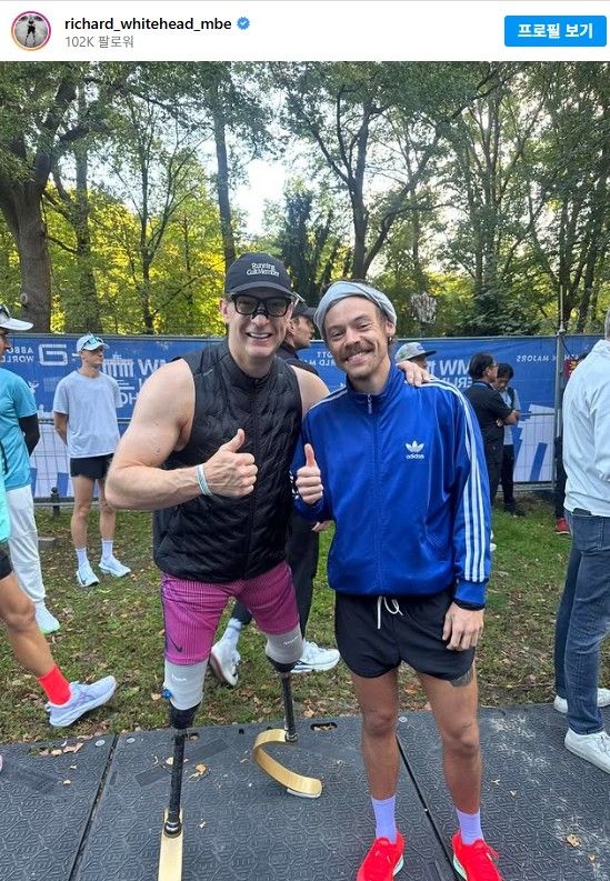 베를린 마라톤을 완주한 해리 스타일스(우측)