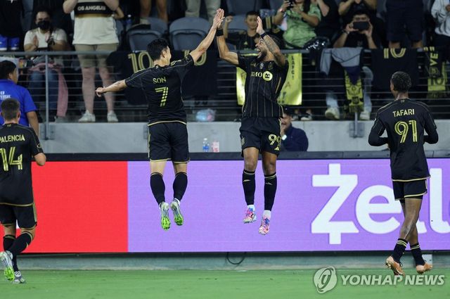 골세리머니를 펼치는 손흥민과 데니스 부앙가